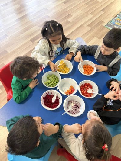 Тема: „Здрави, силни и весели - със спорт и вкусни зеленчуци: Зеленчукова дъга - какво ядем днес?“ - ДГ Незабравка - Мизия