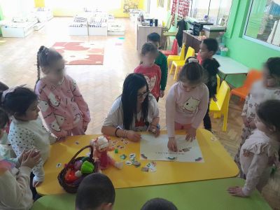 Тема: „Здрави, силни и весели – със спорт и вкусни зеленчуци“, с практическа дейност „Зеленчукова дъга - какво ядем днес" - ДГ Незабравка - Мизия