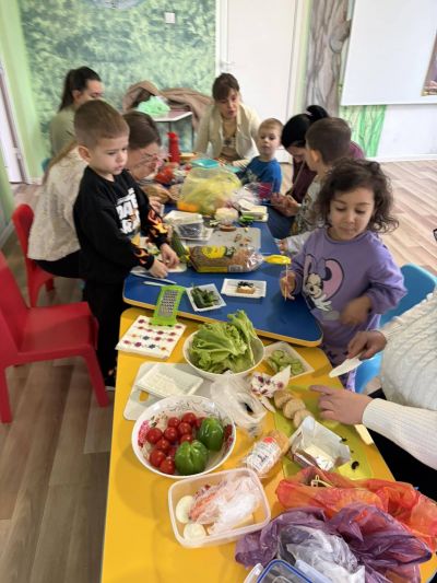 Тема: „Здрави, силни и весели - със спорт и вкусни зеленчуци: Здрави с мама и тате“ - ДГ Незабравка - Мизия