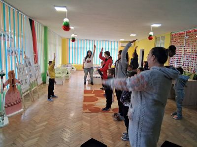 Тема: "Здрави с мама и тате" - занимание: "Здрави, силни и весели - със спорт и вкусни зеленчуци"  - ДГ Незабравка - Мизия