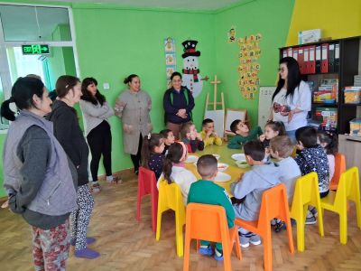 Тема: "Здрави с мама и тате" - занимание: "Здрави, силни и весели - със спорт и вкусни зеленчуци"  - ДГ Незабравка - Мизия