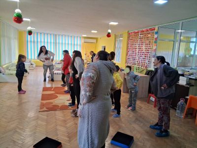 Тема: "Здрави с мама и тате" - занимание: "Здрави, силни и весели - със спорт и вкусни зеленчуци"  - ДГ Незабравка - Мизия