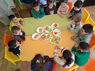 Тема: "Здрави с мама и тате" - занимание: "Здрави, силни и весели - със спорт и вкусни зеленчуци"  - ДГ Незабравка - Мизия