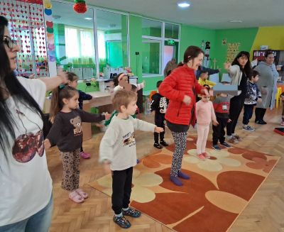 Тема: "Здрави с мама и тате" - занимание: "Здрави, силни и весели - със спорт и вкусни зеленчуци"  - ДГ Незабравка - Мизия