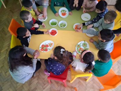 Тема: "Здрави с мама и тате" - занимание: "Здрави, силни и весели - със спорт и вкусни зеленчуци"  - ДГ Незабравка - Мизия