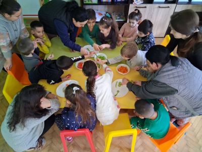 Тема: "Здрави с мама и тате" - занимание: "Здрави, силни и весели - със спорт и вкусни зеленчуци"  - ДГ Незабравка - Мизия