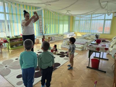 Куклите Марти и Мартенка – усмихнати, весели и облечени в бяло и червено - ДГ Незабравка - Мизия