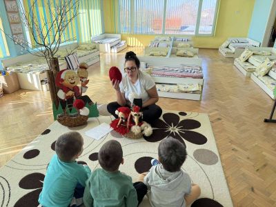 Куклите Марти и Мартенка – усмихнати, весели и облечени в бяло и червено - ДГ Незабравка - Мизия