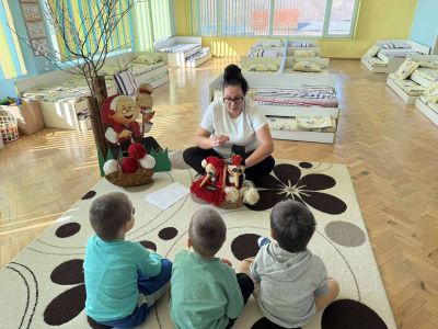 Куклите Марти и Мартенка – усмихнати, весели и облечени в бяло и червено - ДГ Незабравка - Мизия