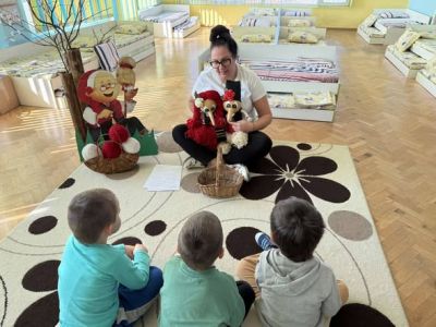 Куклите Марти и Мартенка – усмихнати, весели и облечени в бяло и червено - ДГ Незабравка - Мизия