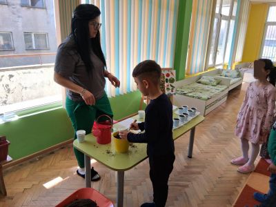 Дейност: „Да посадим семенце“, част от месечното занимание „Градинарски кът“ - ДГ Незабравка - Мизия