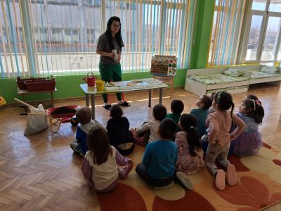 Дейност: „Да посадим семенце“, част от месечното занимание „Градинарски кът“ - ДГ Незабравка - Мизия