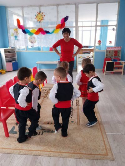 Тема: "Деца в национални носии"  - ДГ Незабравка - Мизия