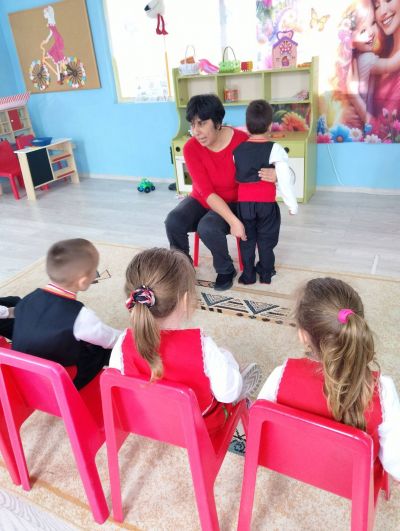 Тема: "Деца в национални носии"  - ДГ Незабравка - Мизия