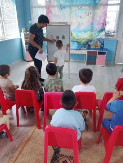 Тема: "Птичките се връщат у дома" - ДГ Незабравка - Мизия