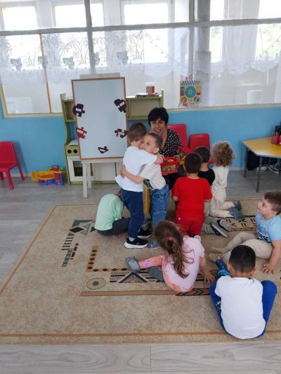 Тема: "Приятелите се прегръщат" - ДГ Незабравка - Мизия
