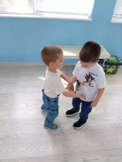 Тема: "Приятелите се прегръщат" - ДГ Незабравка - Мизия